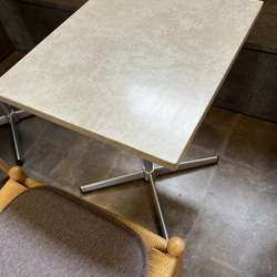 カフェテーブル　テーブル　　石っぽいテーブル 3枚目の画像