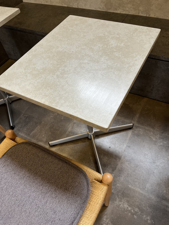 カフェテーブル　テーブル　　石っぽいテーブル 3枚目の画像