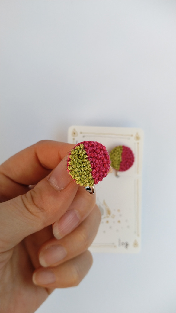 つぶつぶ刺繍イヤリング 2枚目の画像