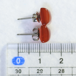 方形紅瑪瑙耳環（8mm，鈦柱） 第6張的照片
