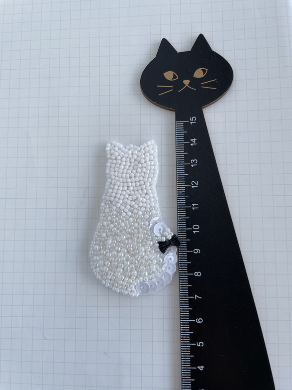 リボンが選べる白猫のビーズ刺繍ブローチ《保護猫活動支援作品》＊Creema限定 4枚目の画像
