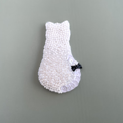 リボンが選べる白猫のビーズ刺繍ブローチ《保護猫活動支援作品》＊Creema限定 1枚目の画像