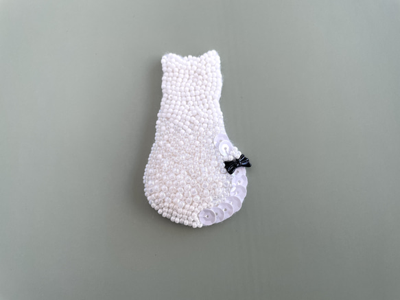 リボンが選べる白猫のビーズ刺繍ブローチ《保護猫活動支援作品》＊Creema限定 1枚目の画像