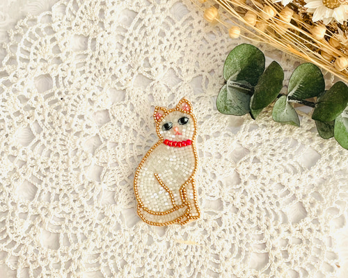 ビーズ刺繍のブローチ・白猫 ブローチ Little Plum 通販