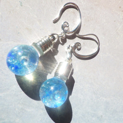 微型燈泡中的漂浮海洋 雪球耳環由微型燈泡製成，海洋碎片在其周圍翩翩起舞。 第9張的照片