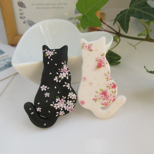 春陽の中で桜を眺める幸せ猫のブローチ(約7g)白猫または黒猫【Creema限定】ポリマークレイ 2枚目の画像