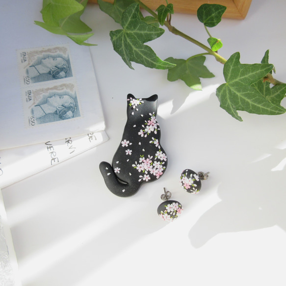 春陽の中で桜を眺める幸せ猫のブローチ(約7g)白猫または黒猫【Creema限定】ポリマークレイ 10枚目の画像