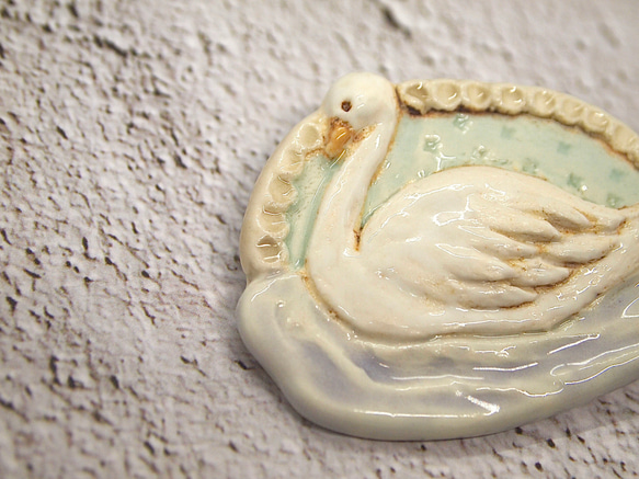 大人かわいい陶器のブローチ(白鳥の湖) 3枚目の画像
