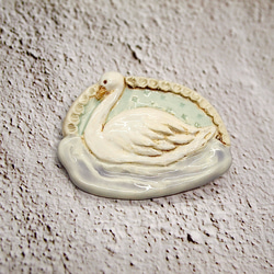 大人かわいい陶器のブローチ(白鳥の湖) 2枚目の画像