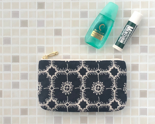 アネモネ ミニポーチ ネイビー ミナペルホネン の刺繍生地 mina