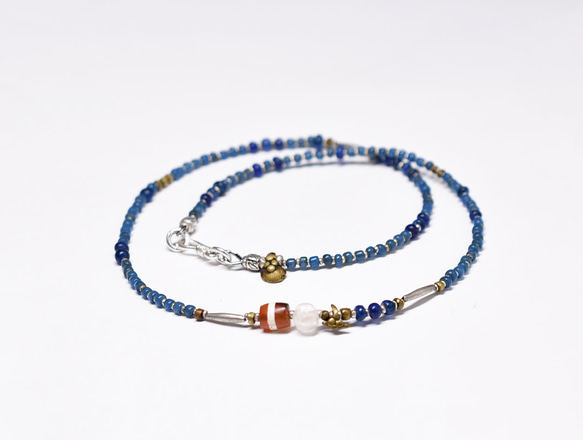精緻的項鍊，由蝕刻紅玉髓和古老水晶、老下巴銀和奧裡薩邦黃銅以及藍色和松鴉藍色種子珠製成。 第3張的照片