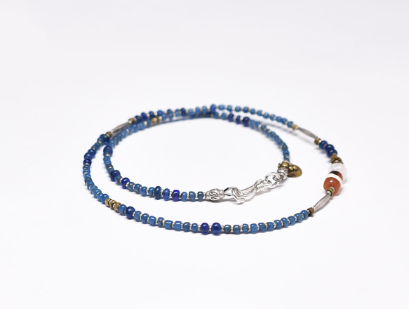 精緻的項鍊，由蝕刻紅玉髓和古老水晶、老下巴銀和奧裡薩邦黃銅以及藍色和松鴉藍色種子珠製成。 第4張的照片