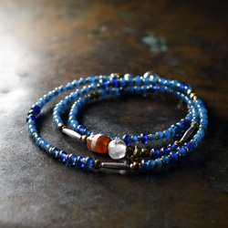 精緻的項鍊，由蝕刻紅玉髓和古老水晶、老下巴銀和奧裡薩邦黃銅以及藍色和松鴉藍色種子珠製成。 第1張的照片