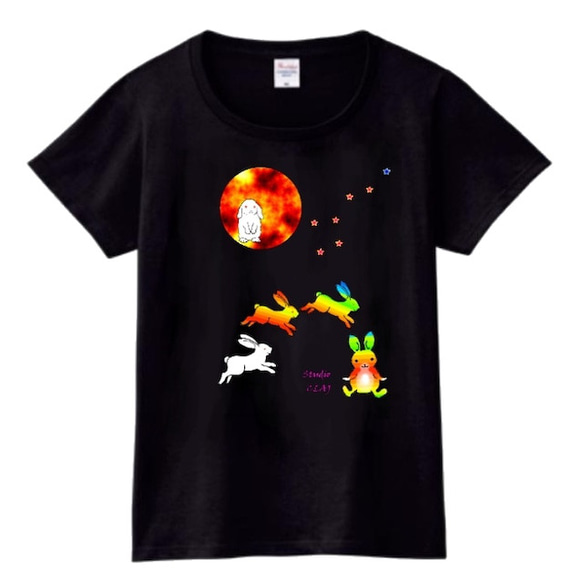 赤い満月とくつろぐ虹兎たち：プリントスターTシャツ（レディース：黒） 1枚目の画像