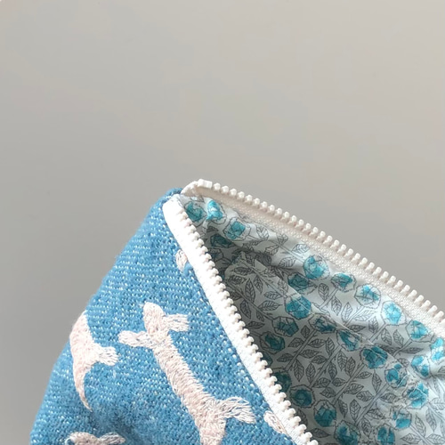 run run run ポーチ 20 ブルー ミナペルホネン の刺繍生地 run run run ポーチ 20 ブルー ミナペルホネン の刺繍生地