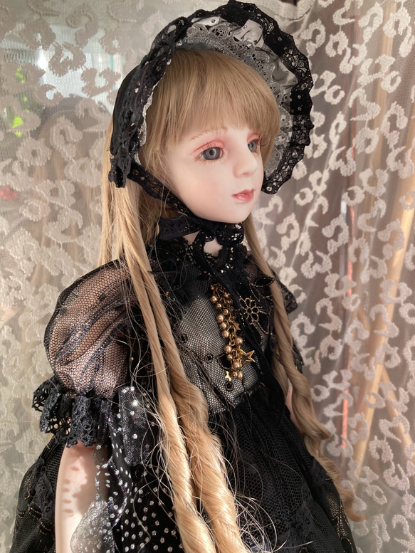 創作球体関節ビスクドール人形　栗色の髪の黒いアンティーク調ロングドレスの女の子 2枚目の画像