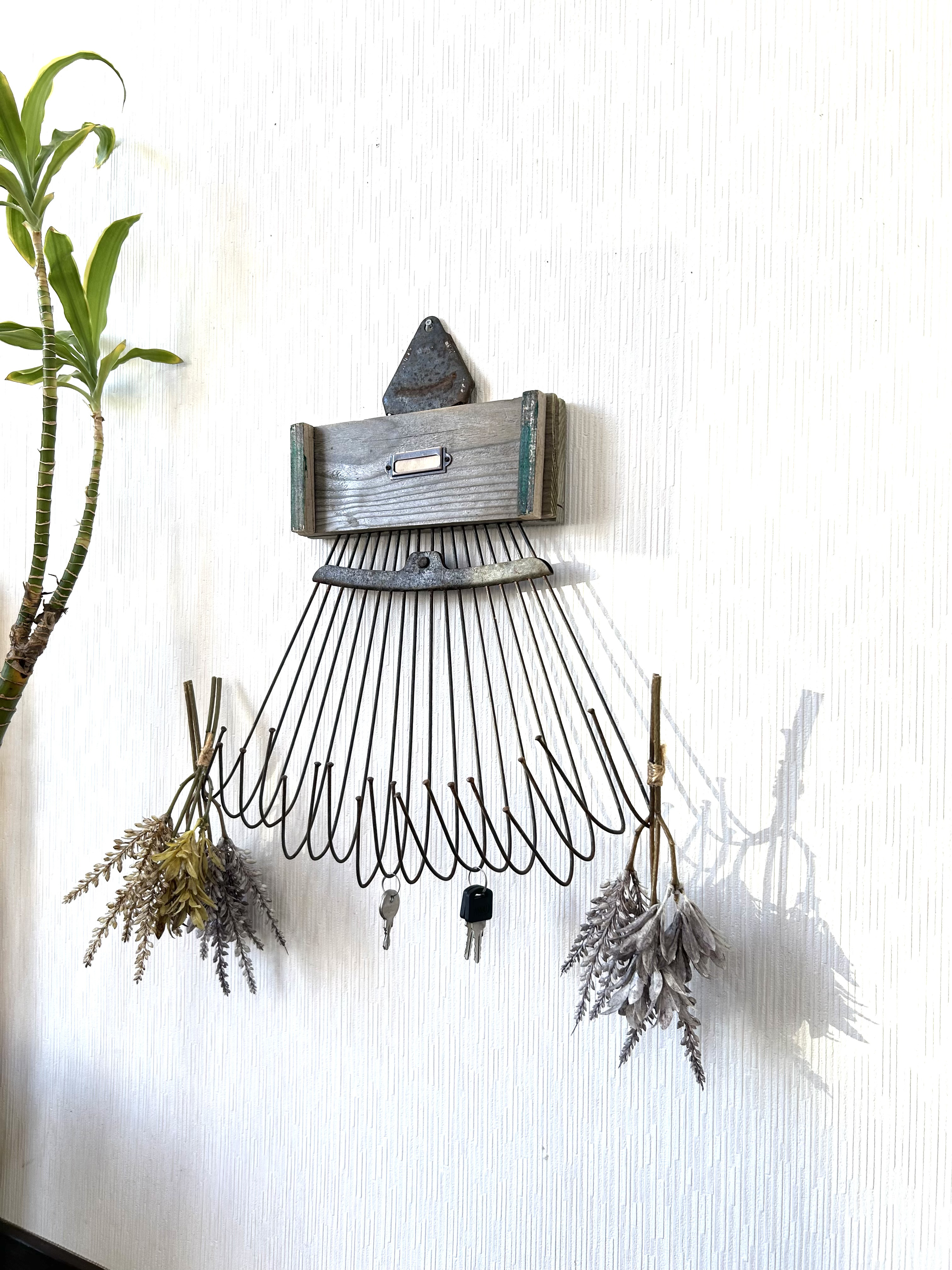 【現品限り】錆びた鉄の壁掛けキーフック　店舗什器　オブジェ　鍵掛け　18連