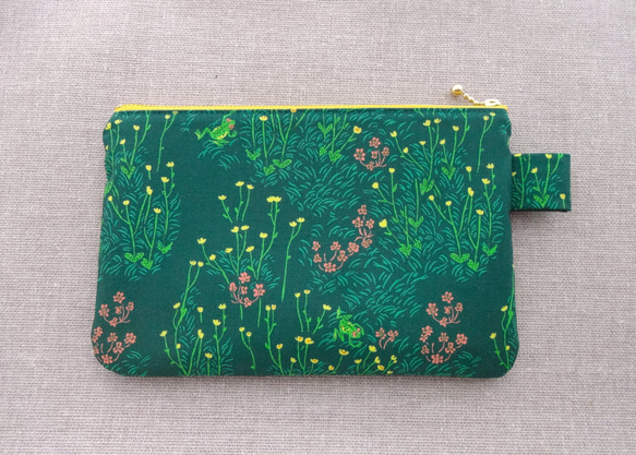 ＊野の草花とカエル２＊コットンフラットポーチ＊ファスナー２０cm＊USAコットン＊Windham Fabrics＊ 3枚目の画像