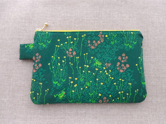 ＊野の草花とカエル２＊コットンフラットポーチ＊ファスナー２０cm＊USAコットン＊Windham Fabrics＊ 2枚目の画像