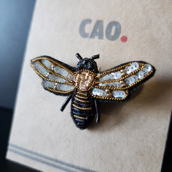 【蜜蜂のミニブローチ】～オートクチュール刺繍～チェコビーズ☆ギフト・プレゼントにも☆　 1枚目の画像