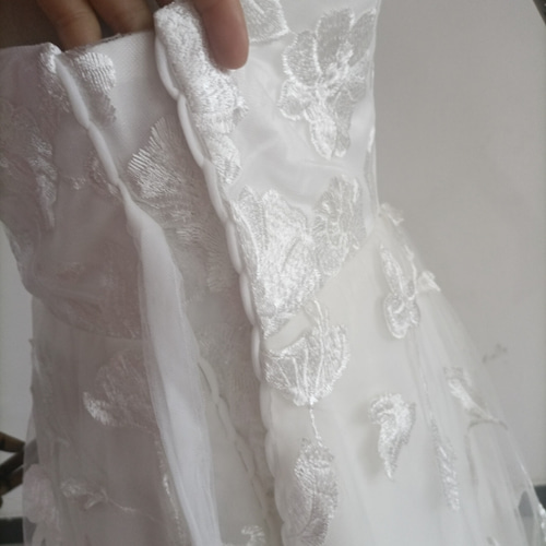 ウエディングドレス オフホワイト Vネック 肩出し 取り外し袖 揺らめく  