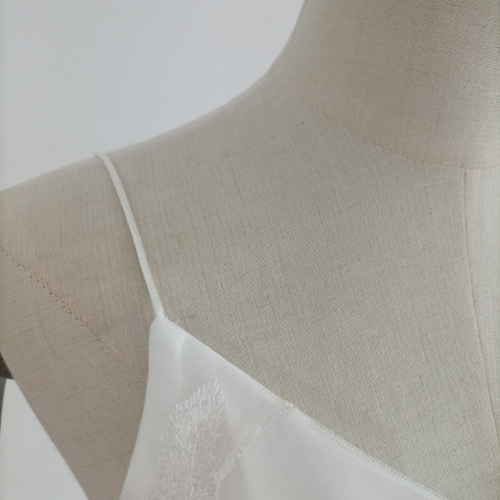 ウエディングドレス オフホワイト Vネック 肩出し 取り外し袖 揺らめく  