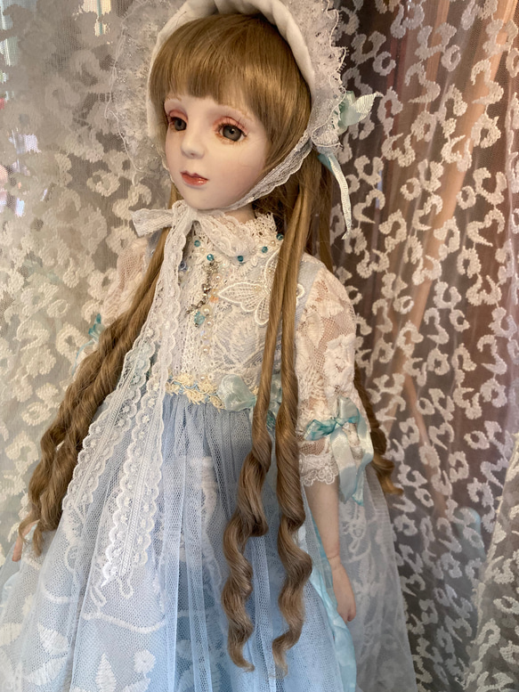 創作球体関節ビスクドール人形　栗色の髪の水色のアンティーク調ロングドレスの女の子 8枚目の画像