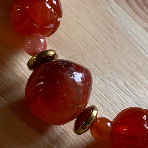 西アジアのビンテージ瑪瑙珠と手彫り蓮花彫り珠紅玉髄ブレスレット