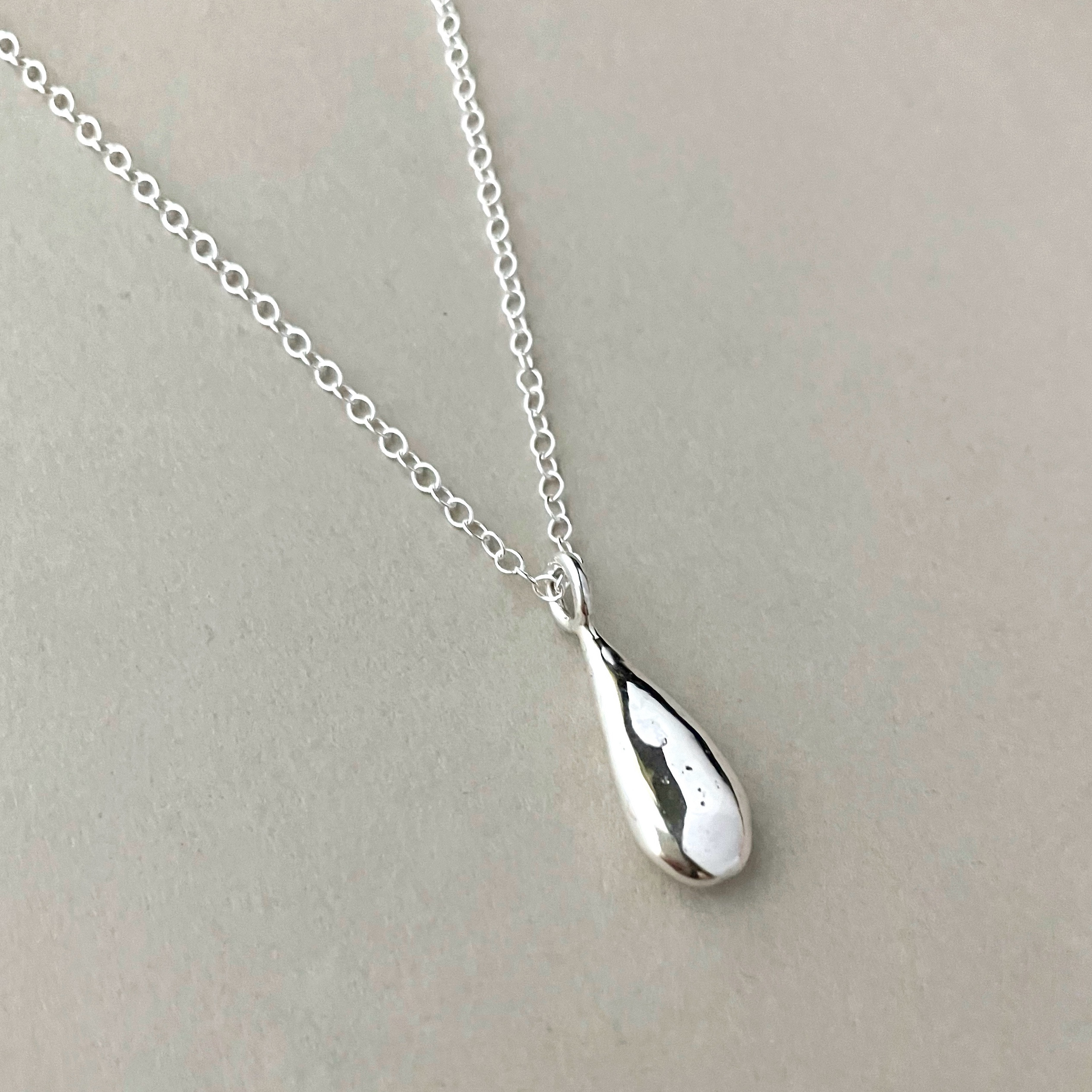 とろけるしずくのペンダント　silver925 長めネックレス　60cm 一点物