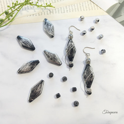 ブラック＆シルバーカラーガラスビーズ　アクリルダイヤ形　ワイヤー巻きモノトーン　ロングピアス　イヤリング 9枚目の画像