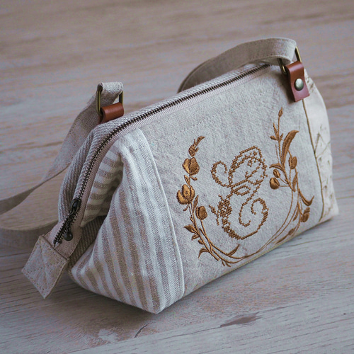 受注製作・モノグラム刺繍のワイヤーポシェット ブラウン