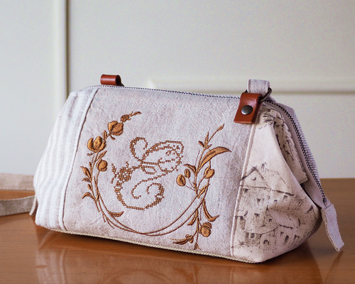 ホワイトモノグラムポシェット　フランスアンティークリメイクポシェット 受注製作・モノグラム刺繍のワイヤーポシェット ブラウン