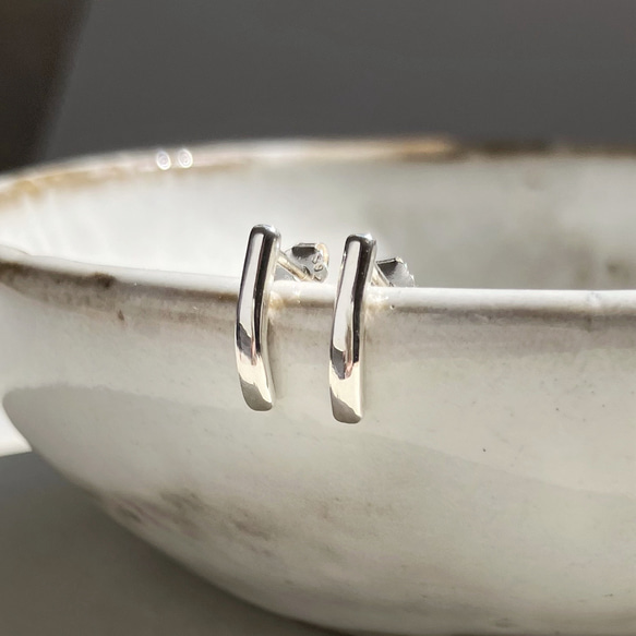 大人シンプル　follow カーブバーピアス　シルバー950 3枚目の画像