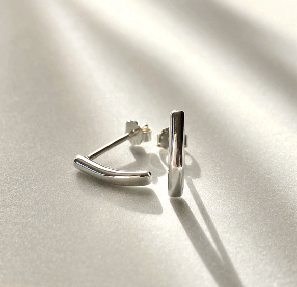 大人シンプル　follow カーブバーピアス　シルバー950 4枚目の画像