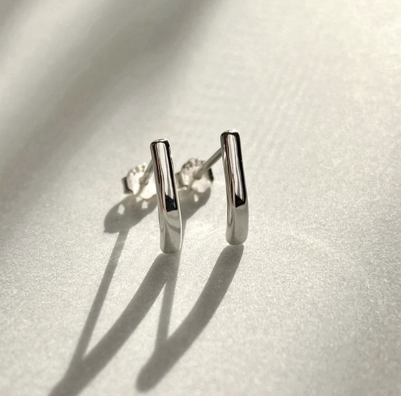 大人シンプル　follow カーブバーピアス　シルバー950 2枚目の画像