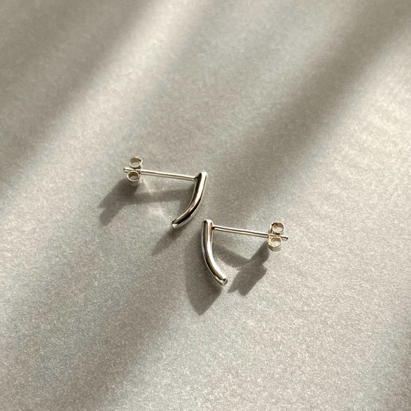 大人シンプル　follow カーブバーピアス　シルバー950 9枚目の画像