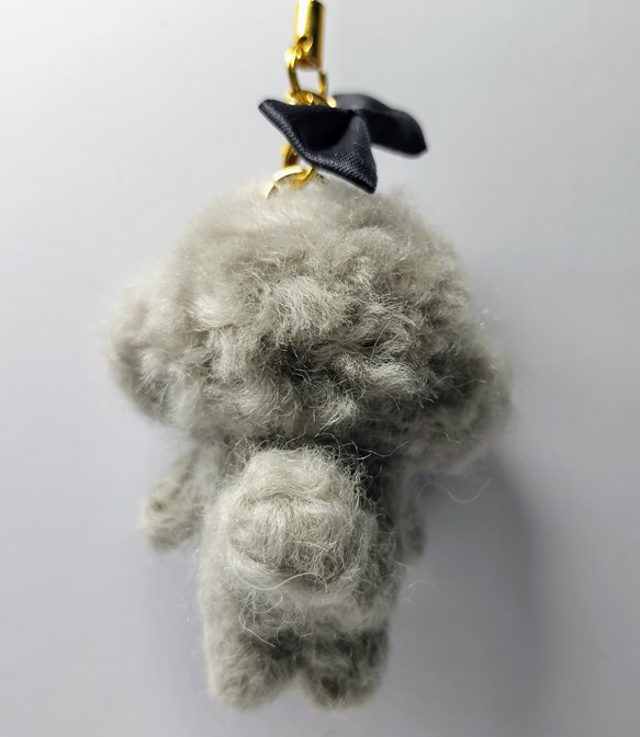 【再販】羊毛フェルト　トイプードル　グレー/シルバー　ちびぷーのストラップ 3枚目の画像