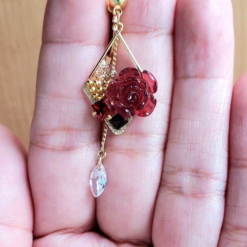 アレルギー対応＊薔薇とビジューの透かしイヤリング＜ピアス対応 