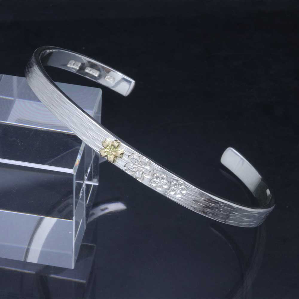 バングル メンズ : 川面浮桜 平打ちバングル 5mm幅 桜 さくら K18 ゴールド シルバー サイズS/M/L