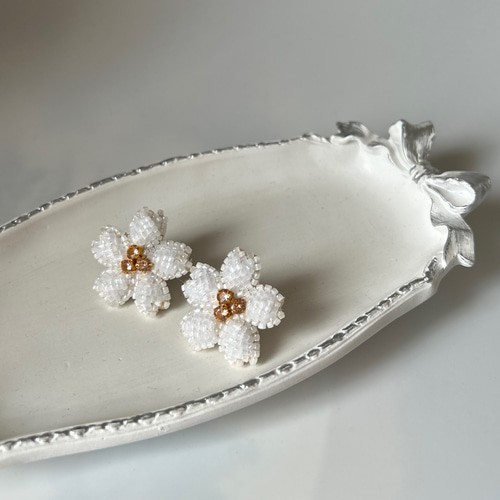 桜咲く お上品なホワイトで♡2個セットで重ね付け ビーズ刺繍
