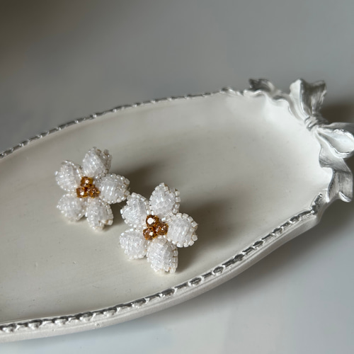 いちご 桜 ビーズ 刺繍ブローチ ハンドメイドアクセサリー いちご様 専用 桜 ビーズ 刺繍ブローチ ハンドメイドアクセサリー