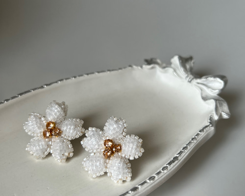 桜咲く お上品なホワイトで♡2個セットで重ね付け ビーズ刺繍