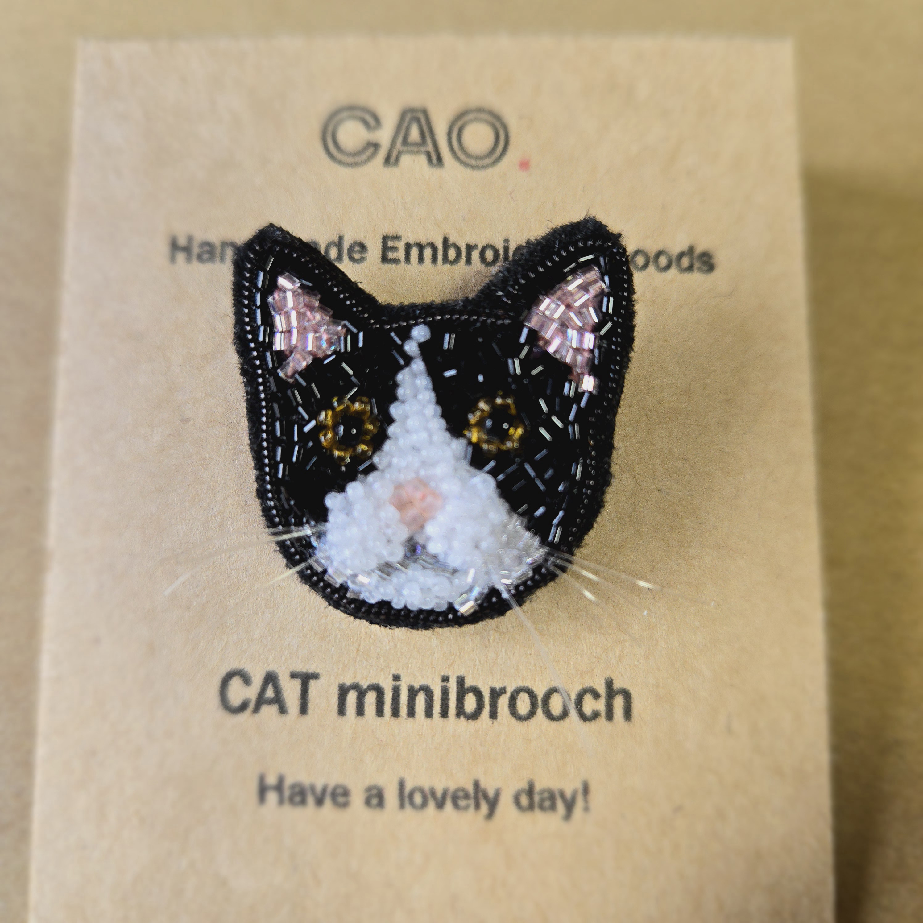 【猫(ﾊﾁﾜﾚ)のミニブローチ】～オートクチュール刺繍～チェコビーズ☆ギフト・プレゼントにも☆