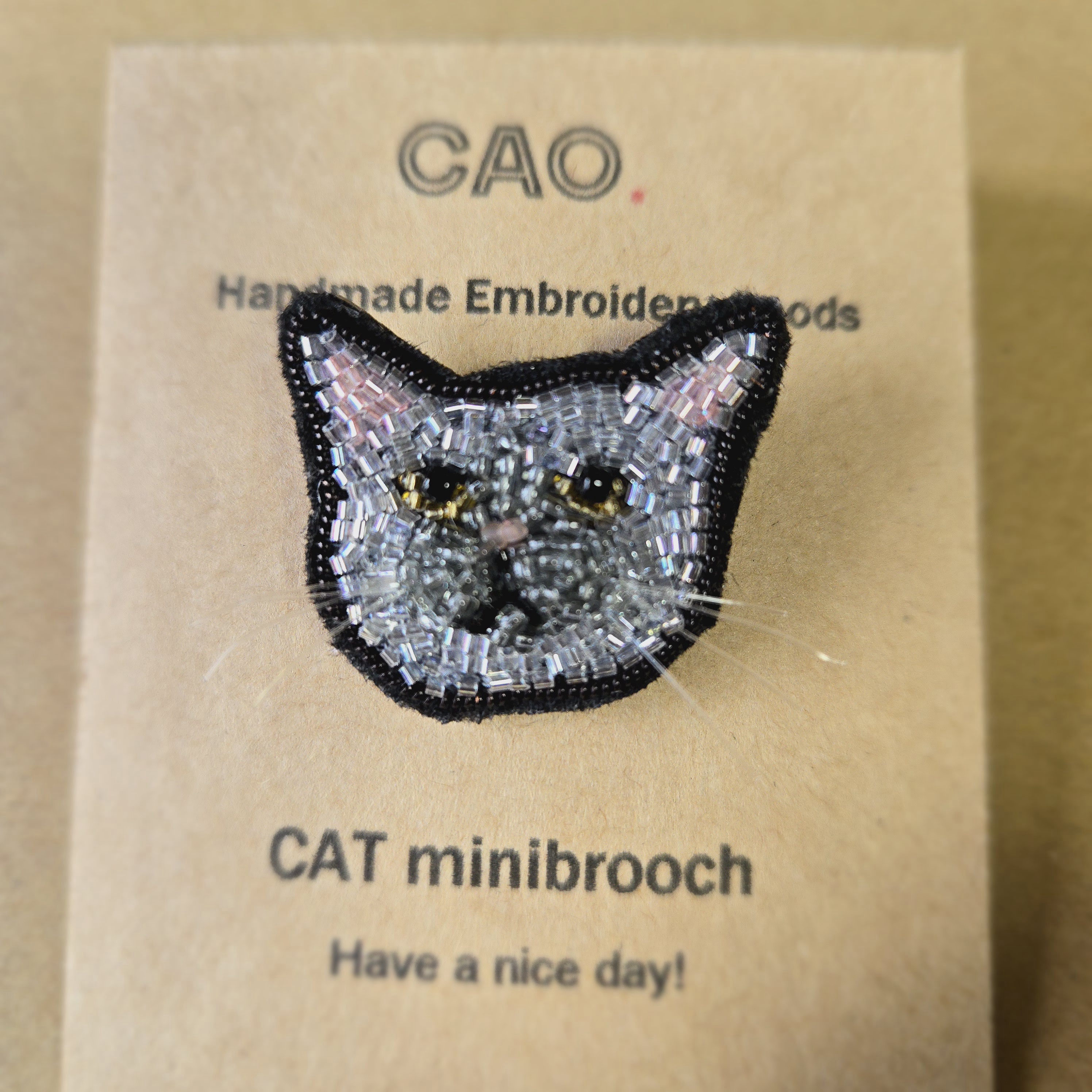 【猫(ｸﾞﾚｰ)のミニブローチ】～オートクチュール刺繍～チェコビーズ☆ギフト・プレゼントにも☆