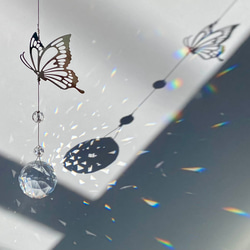 蝶と水晶のサンキャッチャー 1枚目の画像