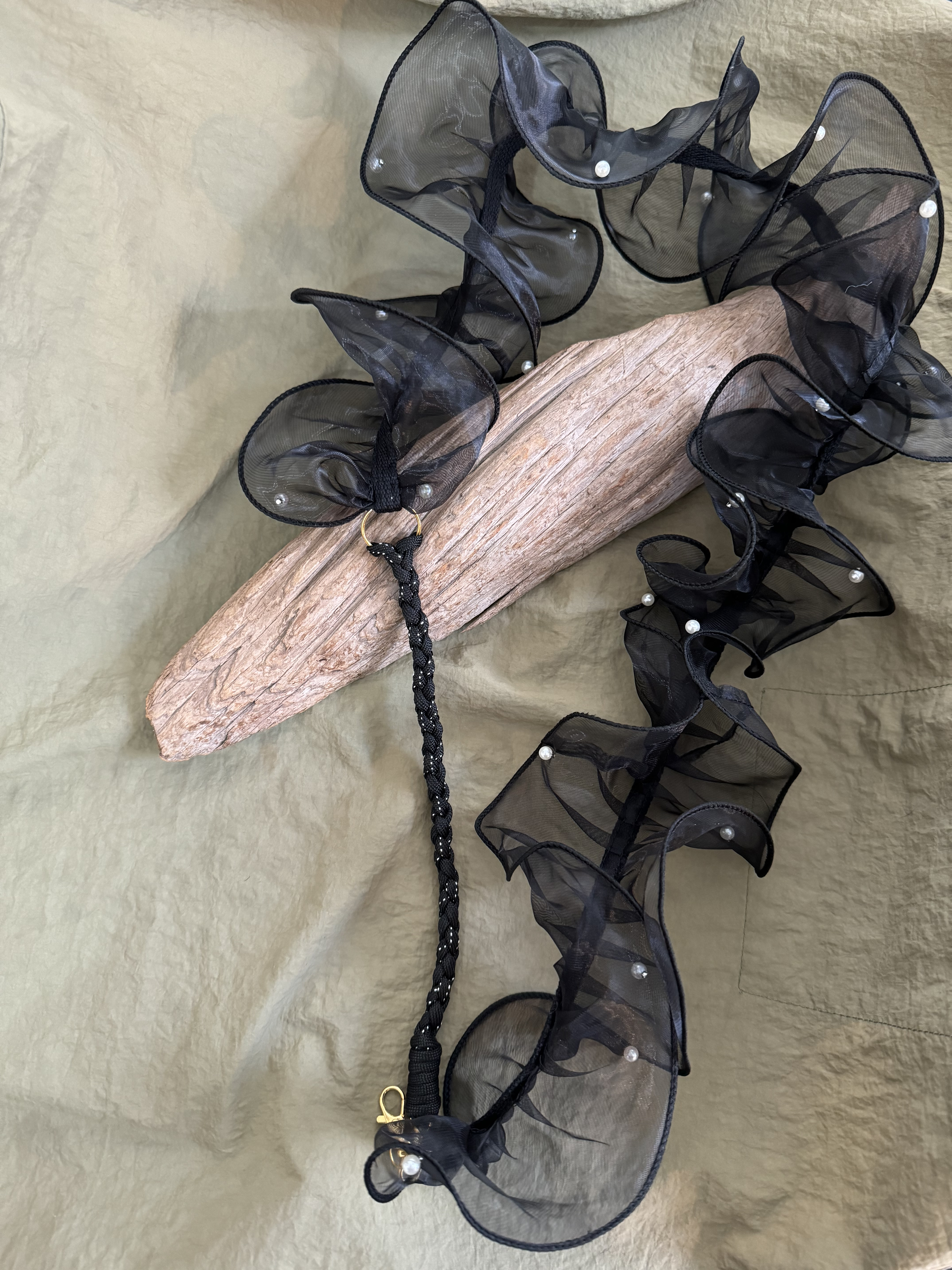 2種類の雰囲気を楽しめるオーガンジーフリルストラップ