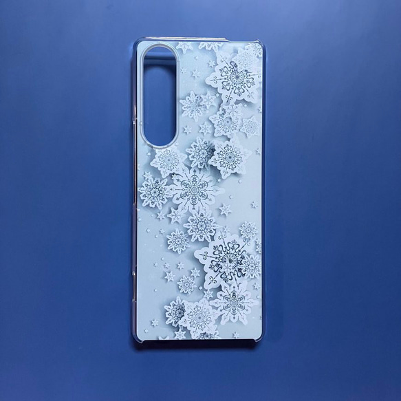 雪の結晶が降り注ぐスマホケース①【受注生産】【送料込み】 6枚目の画像