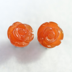 (1 件) 紅色瑪瑙玫瑰耳環（8 毫米，鈦柱） 第1張的照片