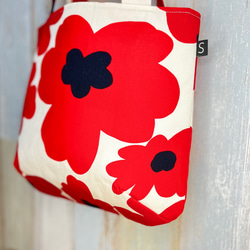 北欧花柄小さめふんわりトートバッグ【赤い花】 3枚目の画像