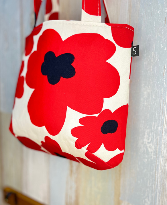 北欧花柄小さめふんわりトートバッグ【赤い花】 3枚目の画像